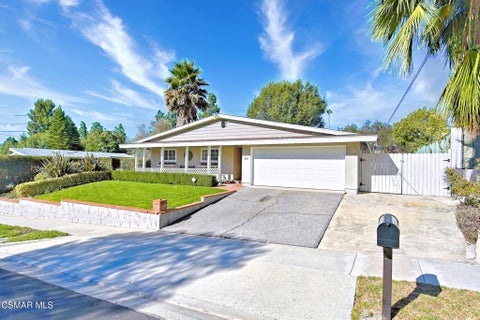 Photo of 851 Sheffield Place, Thousand Oaks, CA 91360 (MLS # 226004604)