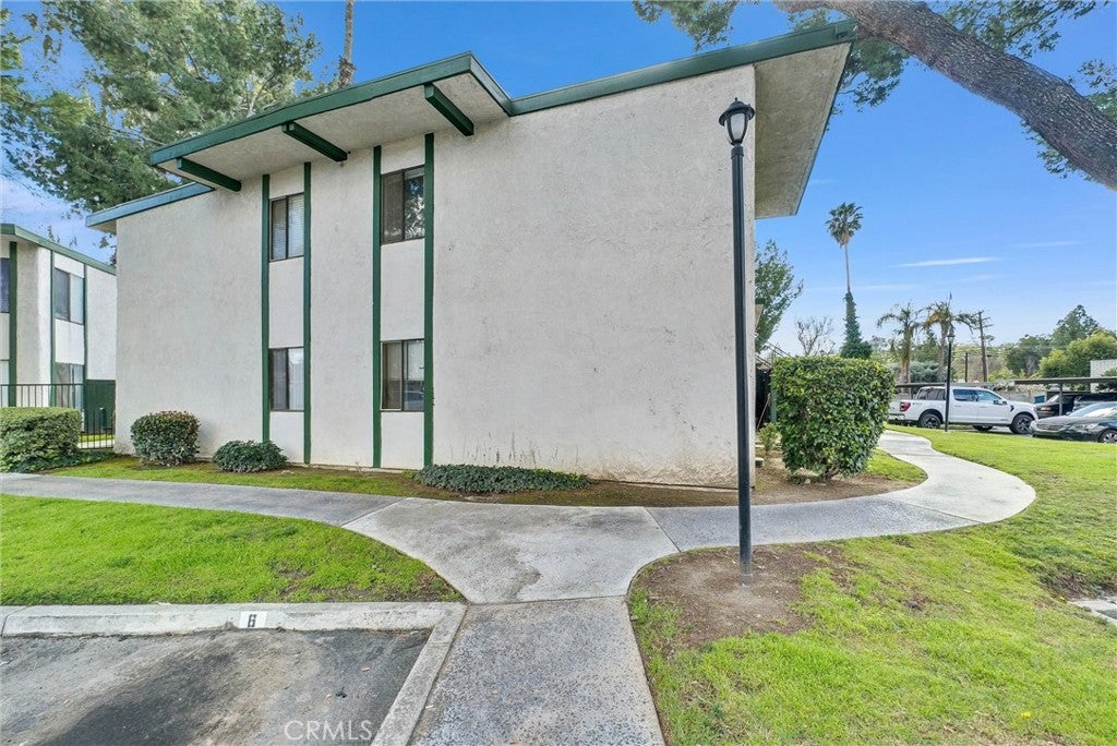 1735 E Washington B28
