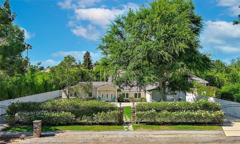 Photo of 23433 Hatteras ST, Woodland Hills, CA 91367 (MLS # SR26056657)