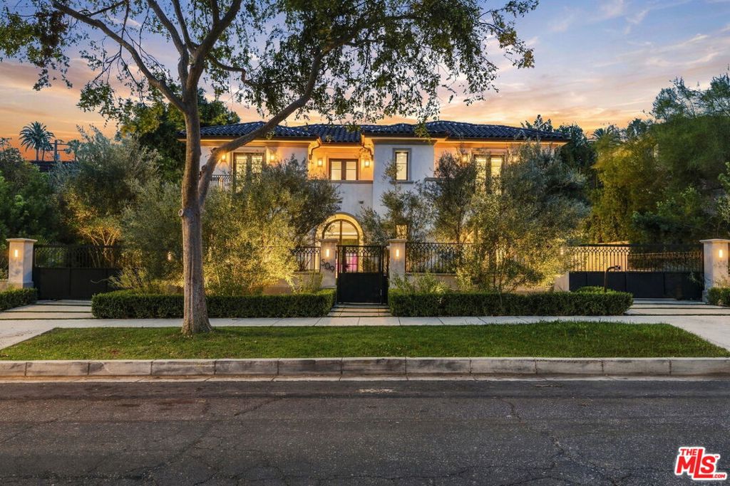 Photo of 509 N Elm Drive, Beverly Hills, CA 90210 (MLS # 26998773)