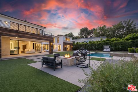 Photo of 4607 Vanalden Avenue, Tarzana, CA 91356 (MLS # 25614185)