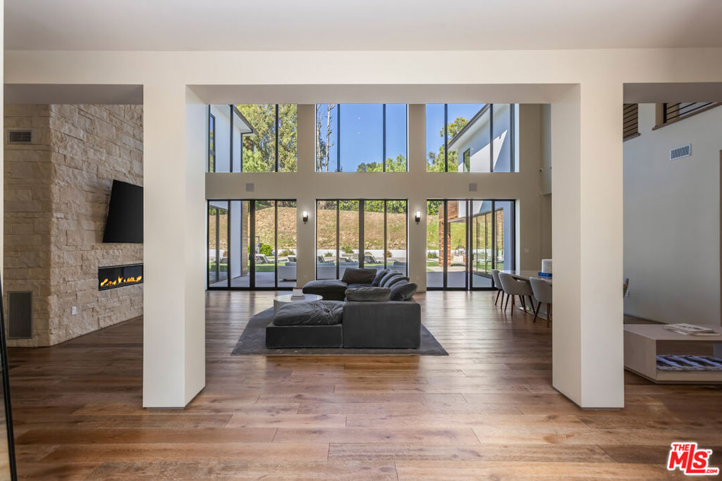 4607 Vanalden Avenue