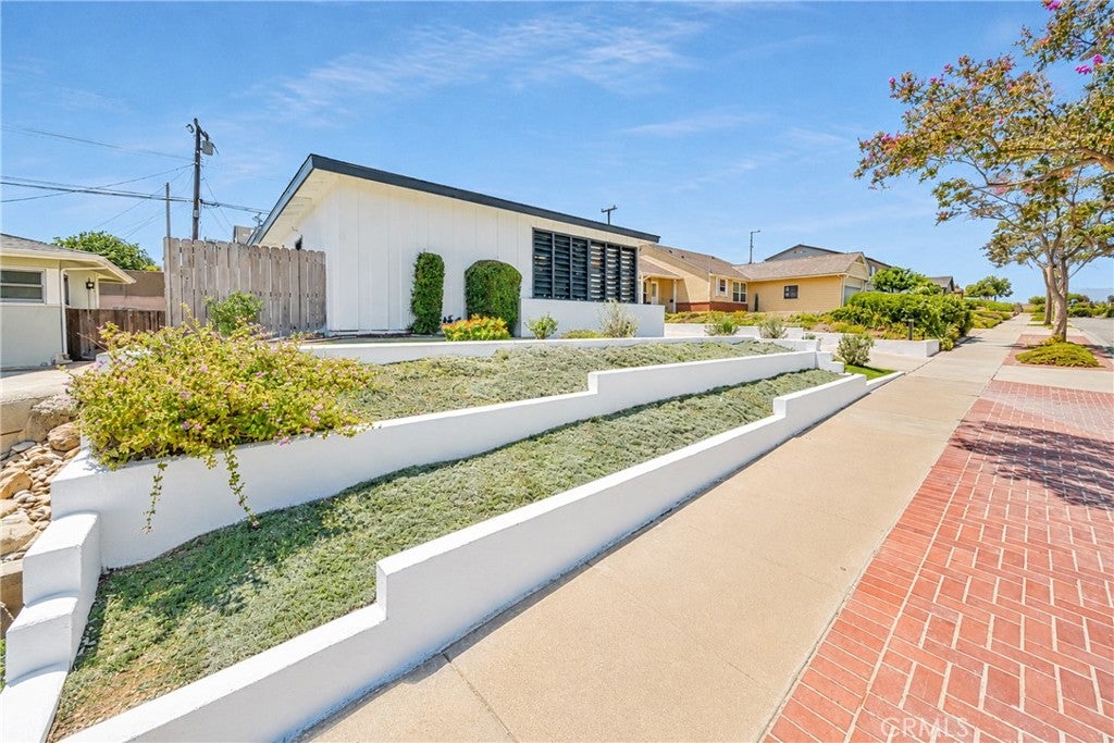 2437 Westmont