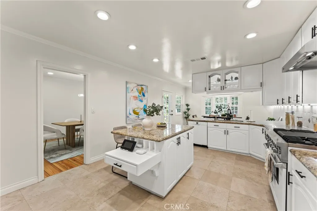 Sherman Oaks, California 91403, United States, 4 Bedrooms Bedrooms, ,4 BathroomsBathrooms,Residential,Active,129446