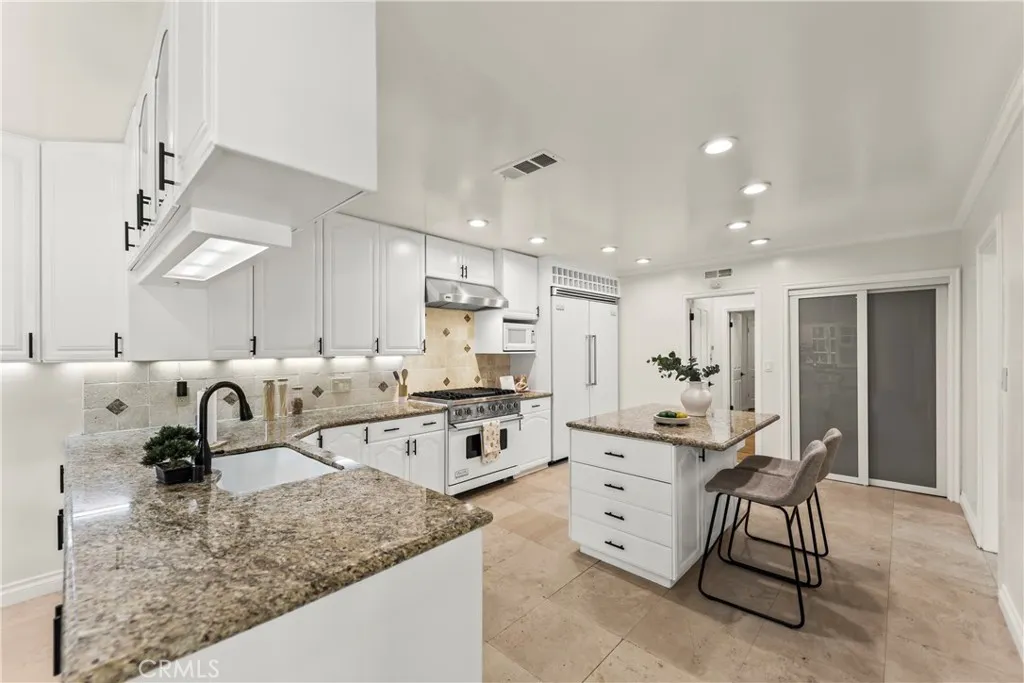 Sherman Oaks, California 91403, United States, 4 Bedrooms Bedrooms, ,4 BathroomsBathrooms,Residential,Active,129446