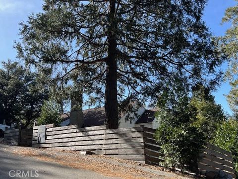 Photo of 532 Sunset Ln, Crestline, CA 92325 (MLS # TR26031161)