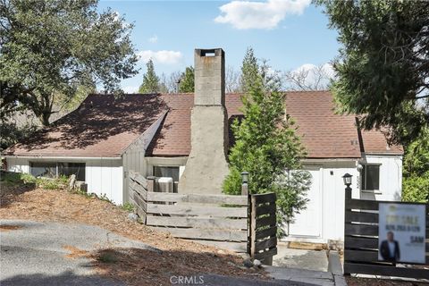 Photo of 532 Sunset Ln, Crestline, CA 92325 (MLS # TR26031161)