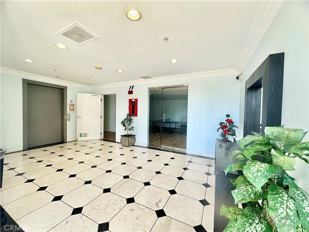 4733 Elmwood Avenue 102