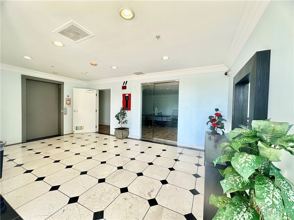 4733 Elmwood Avenue 102