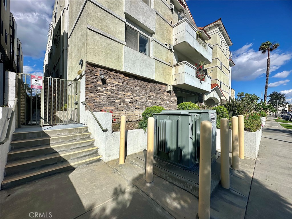 4733 Elmwood Avenue 102