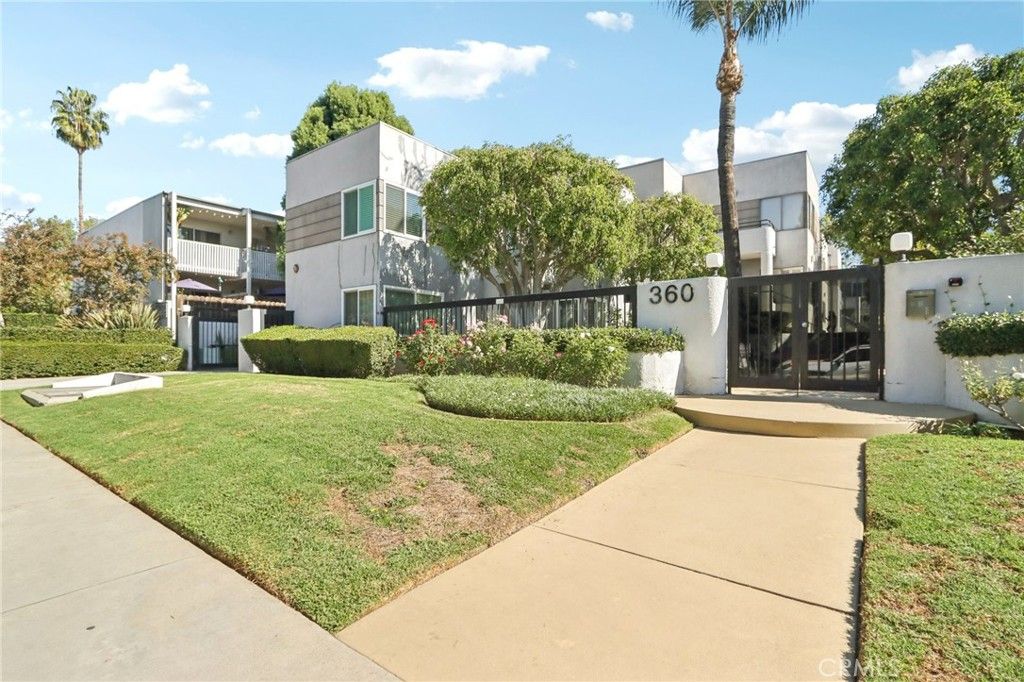 Photo of 360 S Los Robles Avenue #11, Pasadena, CA 91101 (MLS # WS25254427)