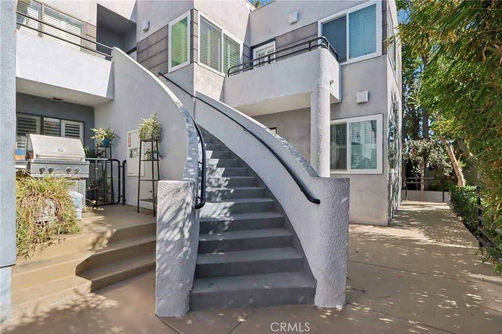 Photo of 360 S Los Robles Avenue #11, Pasadena, CA 91101 (MLS # WS25254427)