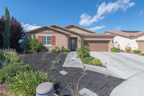 Photo of 34729 Serissa Court, Murrieta, CA 92563 (MLS # SW25231950)