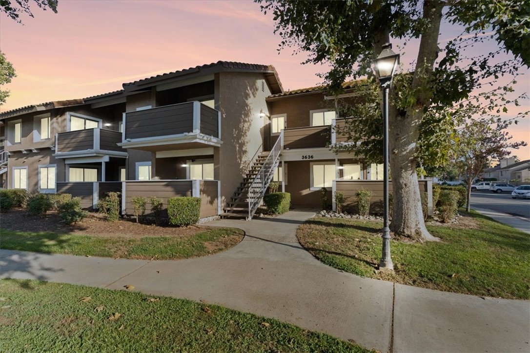 Don’t miss this excellent opportunity for a first-time buyer or investor! This upper-level studio is move-in ready and perfect for generating rental income. Features include a kitchen, bathroom, in-unit laundry area, and a 1-car detached garage. Enjoy resort-style amenities with an Olympic-size swimming pool, spa, tennis courts, and a park area. Prime location near the 60 and 15 freeways, Ontario International Airport, and major employment hubs—this one will go fast!