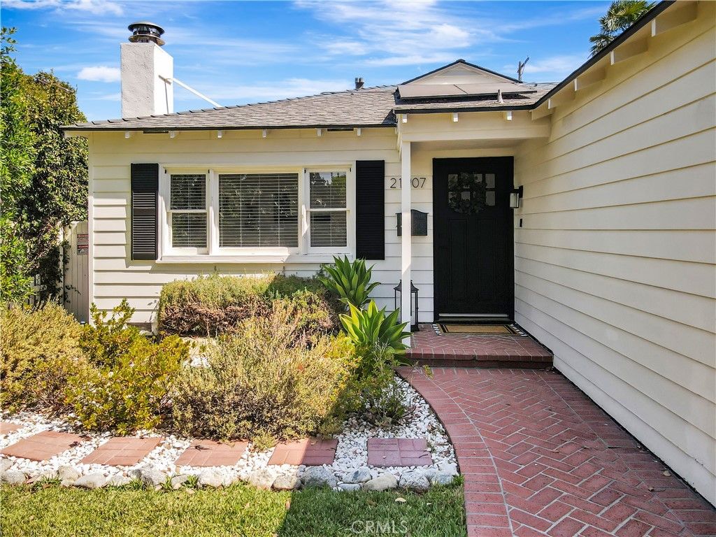 Photo of 21907 De La Osa Street, Woodland Hills, CA 91364 (MLS # SR25183535)