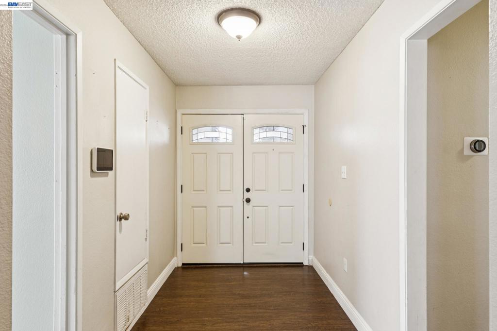 502 Shrike Ct