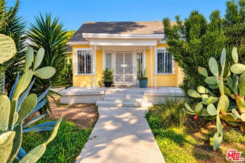Photo of 2753 S Rimpau Boulevard, Los Angeles, CA 90016 (MLS # 26101897)
