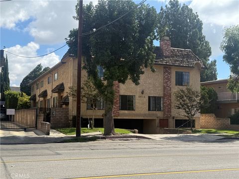 Photo of 5916 Whitsett AVE Ave #2, Valley Village, CA 91607 (MLS # SR25232816) Photo of 5916 Whitsett AVE Ave #2, Valley Village, CA 91607 (MLS # SR25232816)