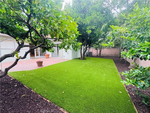 Photo of 12538 Collins St, Valley Village, CA 91607 (MLS # SR26062196)