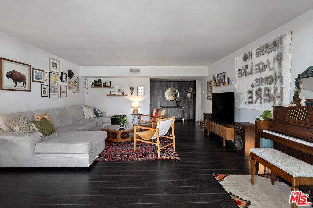 Photo of 7309 Franklin Avenue #405, Los Angeles, CA 90046 (MLS # 25587127)