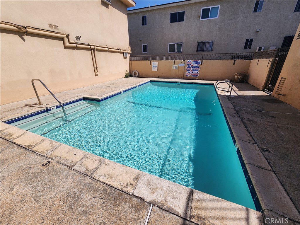 Renovated 1 bedroom- 1 bath Unit located in Sun Valley.
Laminate flooring throughout, kitchen has granite countertops, Air conditioned Unit.
Parking available
Community Pool