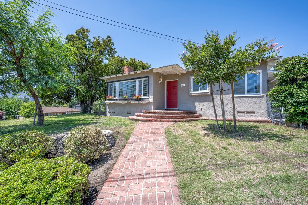 Welcome to this beautifully remodeled 2-bedroom, 1-bath gem, offering comfort, style, and an unbeatable location. Freshly painted and impeccably maintained, the home features gleaming hardwood floors and a cozy fireplace in the living room, creating a warm and inviting atmosphere.
The light-filled kitchen boasts granite countertops, ample cabinetry, and an adjacent dining area perfect for casual meals or intimate gatherings. Additional highlights include washer and dryer hook-ups, a fenced side yard for privacy, and a dedicated garage.
Nestled in the desirable La Crescenta area above the Foothills, this home offers access to award-winning Blue Ribbon schools, making it a rare rental opportunity. Move-in ready and full of charm—schedule your viewing today before it’s gone!