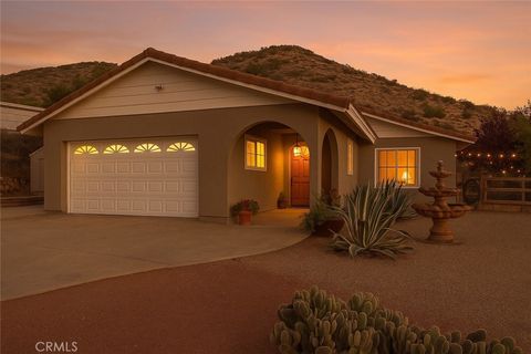 Photo of 33660 White Feather Rd, Acton, CA 93510 (MLS # SR25254379)