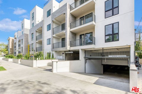 Photo of 5320 Cartwright Avenue #PH505, North Hollywood, CA 91601 (MLS # 26853419)