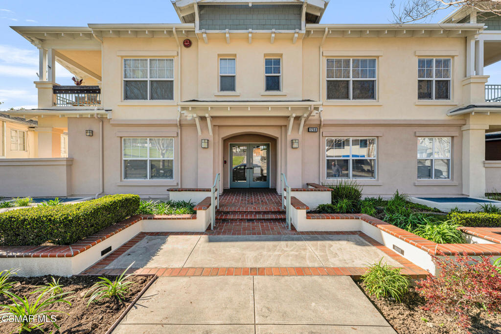 Midtown, Ventura short walk to the beach and downtown. This is a 2 bedroom 2 bath, each bedroom has its own full bath, comes with full size washer and dryer. Nice kitchen with oven/range, microwave, and dishwasher. Comes with 2 full size parking spaces in a gated garage with elevator.