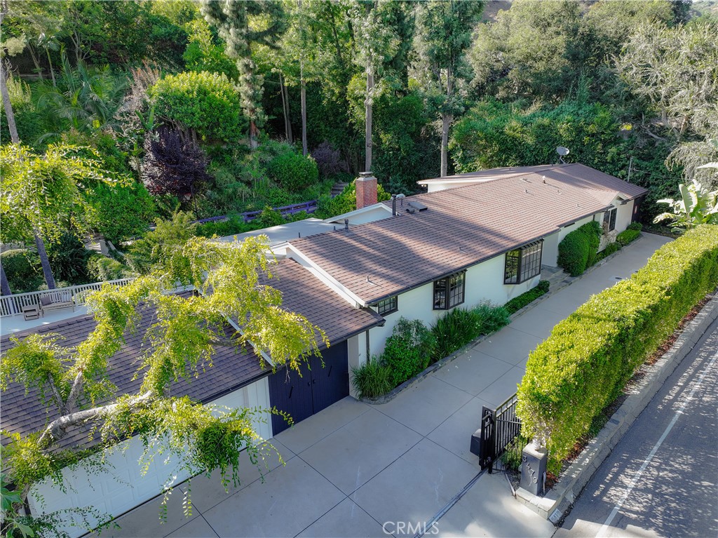 A BEAUTIFUL 3 BEDROOM 2 BATH ONE STORY HOME, ON A PRIVATE FULLY LANDSCAPED 19000 SQUARE FOOT LOT. AND THE BACKYARD OFFERS A SALTWATER POOL/SPA/WATERFALL AND PONDS THROUGHOUT THIS STORY BOOK BACKYARD. THIS HOME OFFERS A VERY OPEN FLOORPLAN FOR ENTERTAINING INSIDE OR OUTSIDE. ALONG WITH THIS OPEN FLOORPLAN COMES A KITCHEN/FAMILY ROOM AND BEDROOMS THAT FACE THE BACKYARD WITH LARGE ONE-LITE WINDOWS THAT GIVES YOU THE FEELING YOUR OUTSIDE WHILE INSIDE THE HOME. THIS HOME OFFERS BEAUTIFUL HARDWOOD FLOORS AND AN UPDATED CHEF`S KITCHEN THAT HAS WHITE QUARTZ COUNTERTOPS WITH SLATE FLOORING. FOR THE INDIVIDUALS THAT WANTS A GORGEOUS BACKYARD WITH PRIVACY IN THEIR BACKYARD, THIS IS THE HOME!!! (PLEASE LOOK AT 360` VIDEO LOCATED UNDER THE MAP)