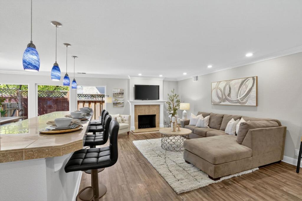 1549 Hilton Court