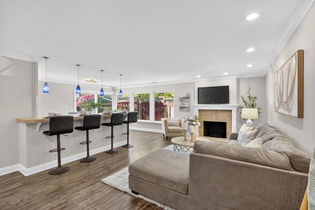 1549 Hilton Court