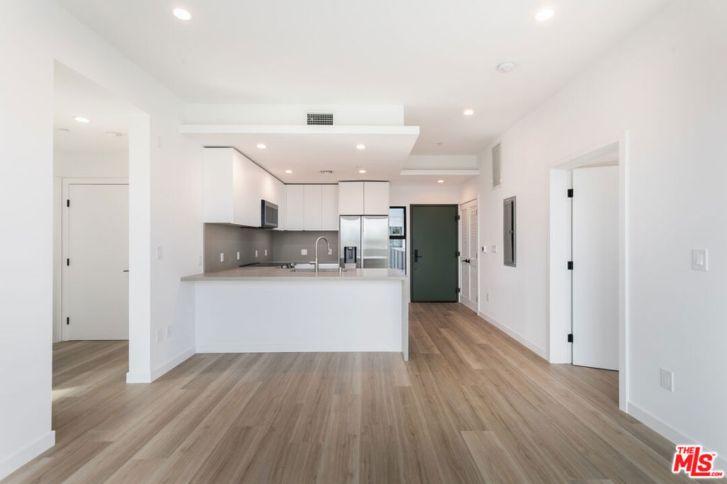 OUR BRIGHTEST * TOP FLOOR (Penthouse Level), single level residence with spacious closets and designer finishes! Located in a luxury building, this West Hollywood home is situated between the iconic Sunset Strip and amazing fitness destinations, shopping, and dining along Santa Monica Blvd. Enjoy views of the Pacific Design Center and grab your morning coffee around the corner at Community Goods... Every element of this home has been well thought out: from gorgeous flooring to high ceilings that enhance the open, airy feel of your space. The gourmet kitchen includes the highest-end appliances and the home comes with your own Washer and Dryer! Residents enjoy benefits such as parking with EV charging capability, Secured Entry Lobby, the exclusive rooftop deck and 829's Private Gym. Experience the best of the best today. Please note, some photos may be of similar/model unit.