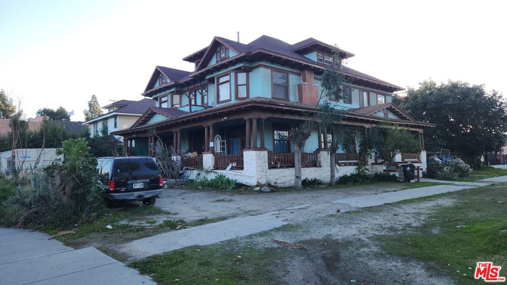 3977 S Budlong Avenue