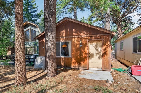 Photo of 457 Los Angeles AVE, Sugarloaf, CA 92386 (MLS # CV26114284)