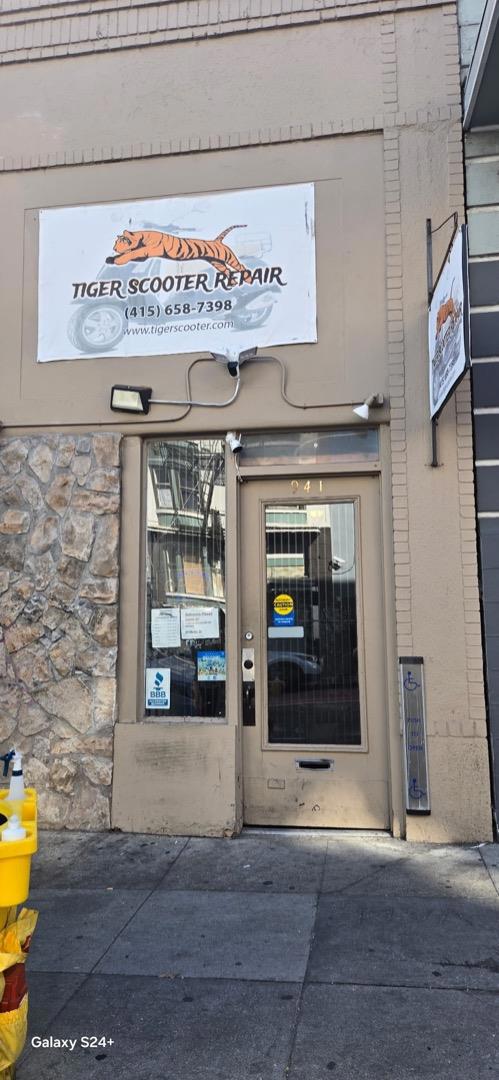 Main image without alt text