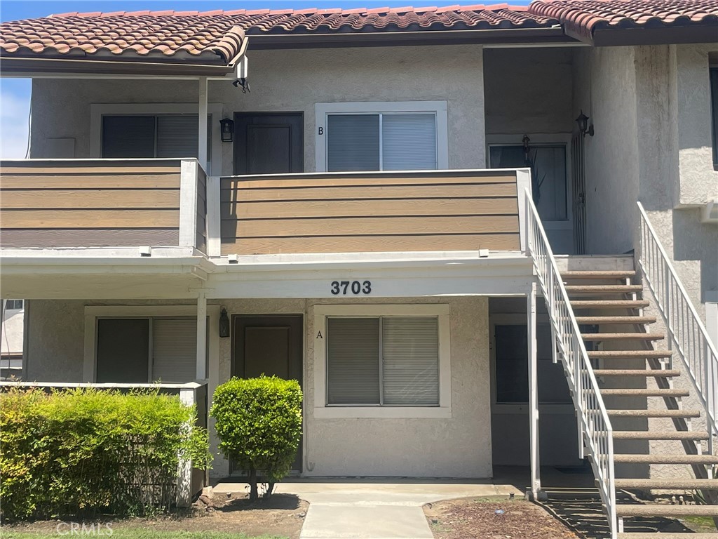 Welcome to 3703 Country Oaks Loop # B – a beautifully upgraded studio apartment in Ontario! this unit is conveniently located near local shopping, dining, parks, and easy accesses 60 and 15 freeway, offering quick connectivity throughout the Inland Empire
This move-in-ready unit features central air, renewed flooring throughout and a remodeled kitchen with sleek countertops and full electric appliances – perfect for convenient everyday living. Enjoy the added bonus of an in-unit washer and dryer, making laundry day a breeze. with a detached garage the space is well-maintained and in excellent condition, ideal for anyone looking for a low-maintenance lifestyle in a great location. Situated in a quiet and well-kept community,