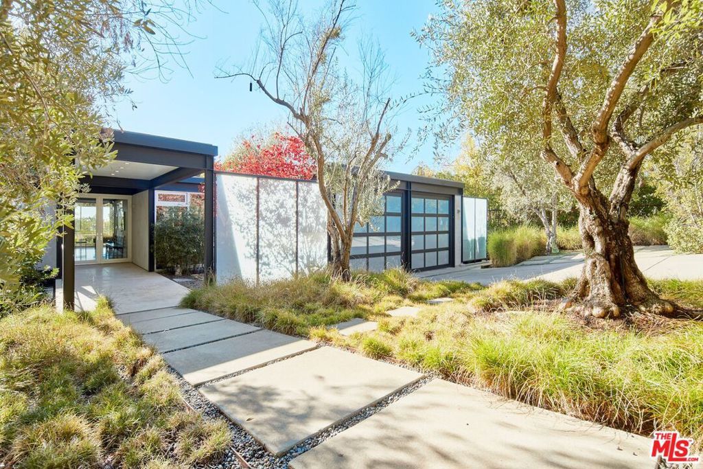 Photo of 15960 Alcima Avenue, Pacific Palisades, CA 90272 (MLS # 26651111)