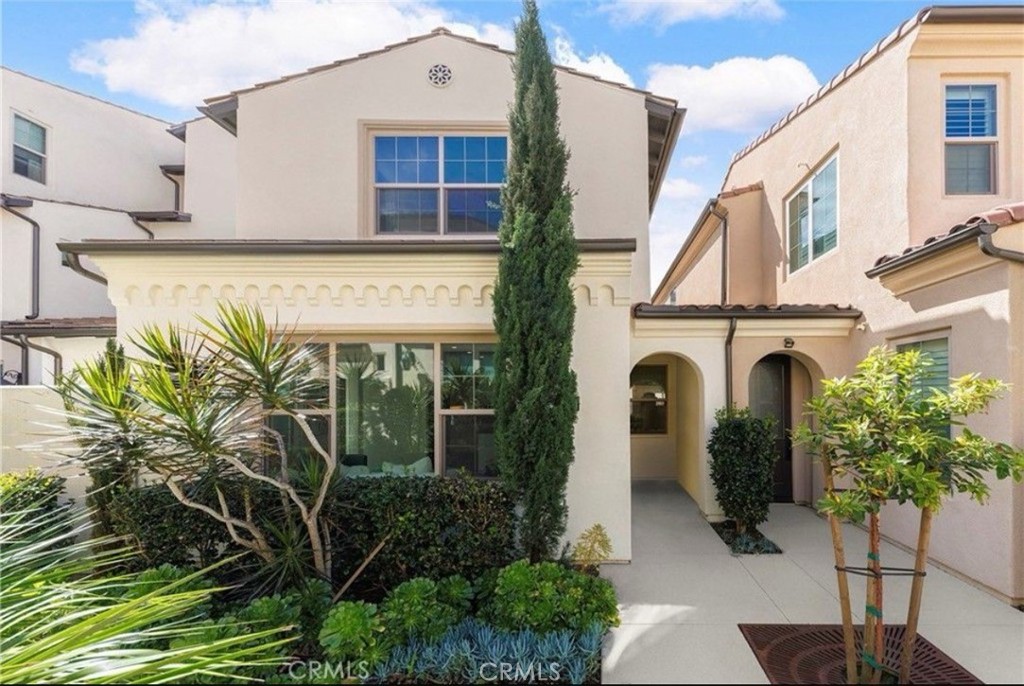 this brand-new residence, constructed by California Pacific Homes in 2019, offers an inviting blend of modern comfort and accessibility. Enjoy the perks of community living with access to parks, pools, and scenic walking trails, while also benefiting from the convenience of being a short distance from the Woodbury Town Center for all your shopping and dining needs.
This sunlit abode features an abundance of windows, ensuring a bright and airy atmosphere. The kitchen is a culinary delight, featuring white Thermofoil cabinetry, upgraded Quartz countertops with a stylish backsplash, and an island with seating. Indulge in the top-notch stainless steel appliances, including a free-standing range, upgraded hood, microwave, dishwasher, and a Whirlpool refrigerator. The secluded powder bath boasts a pedestal sink and a well-placed mirror. Private deck located off of the dining room for casual