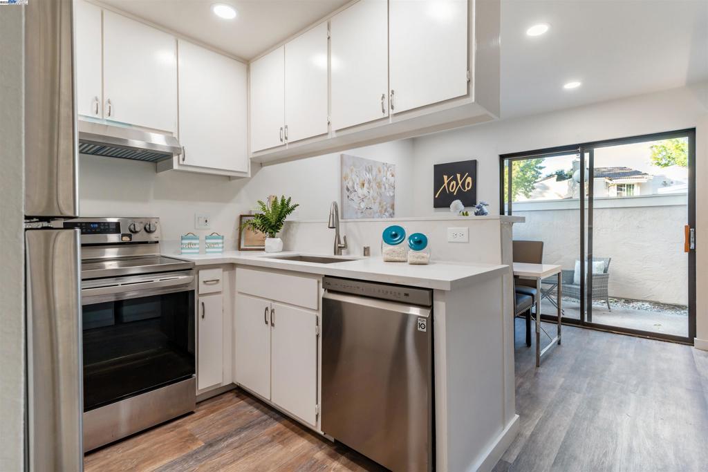 OAK TREE VILLAS - Residential