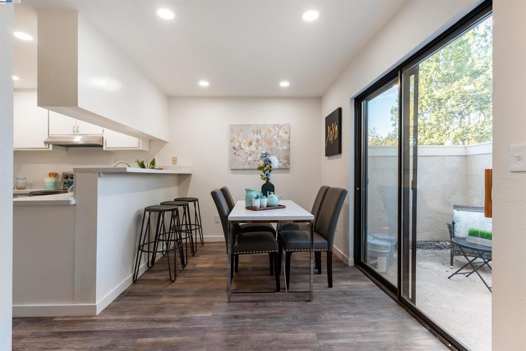 OAK TREE VILLAS - Residential