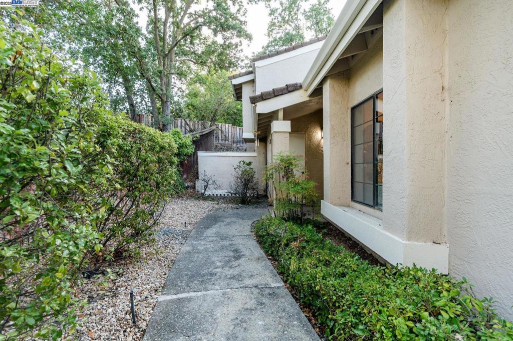 OAK TREE VILLAS - Residential