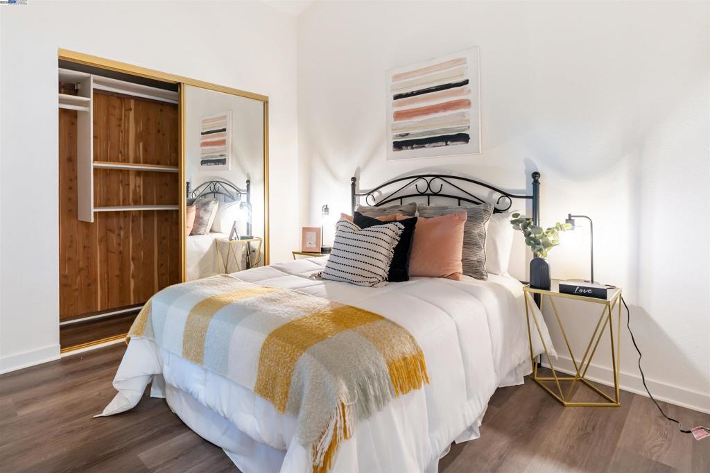 OAK TREE VILLAS - Residential