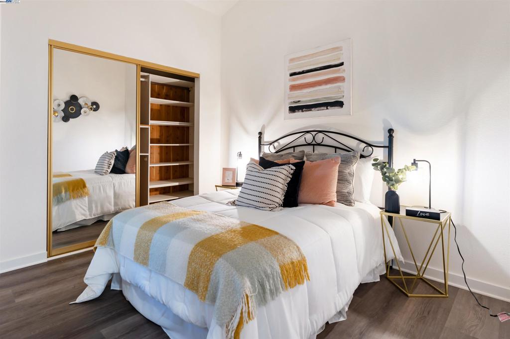 OAK TREE VILLAS - Residential