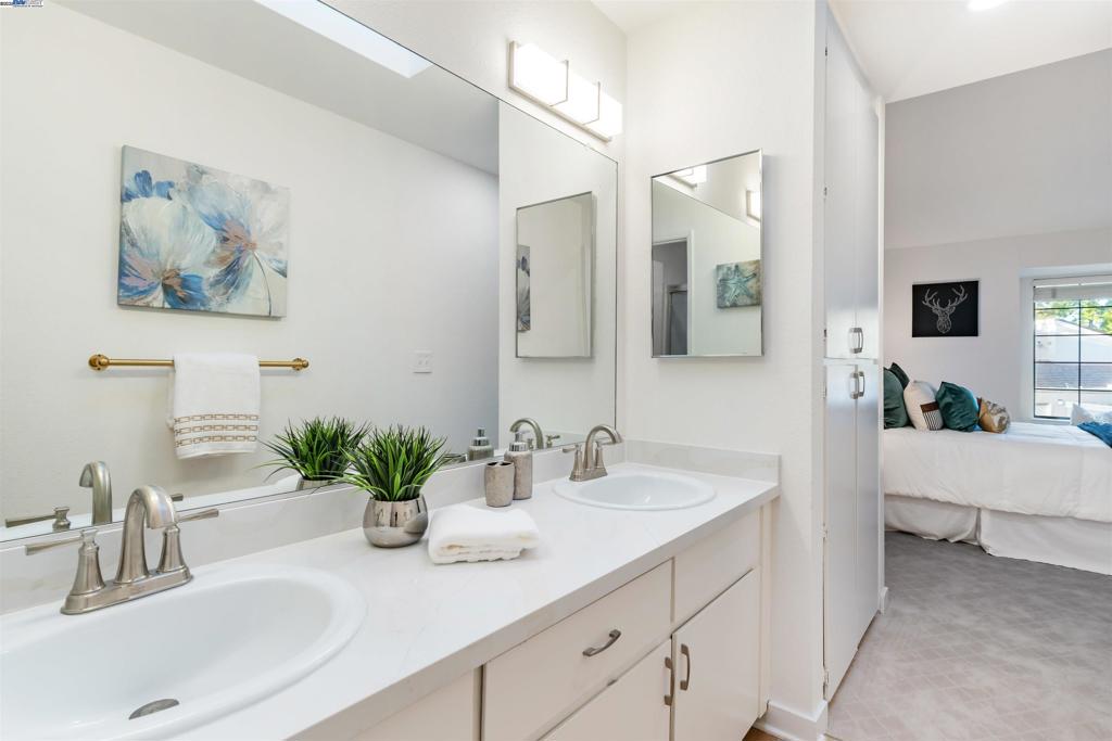 OAK TREE VILLAS - Residential