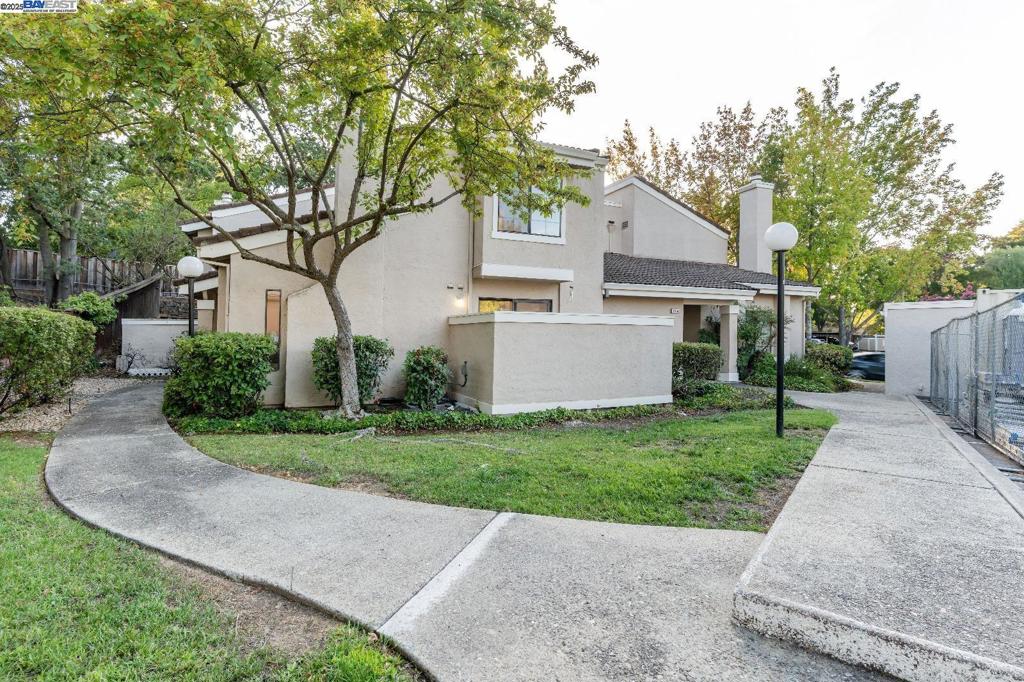 OAK TREE VILLAS - Residential