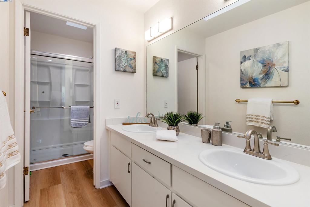 OAK TREE VILLAS - Residential