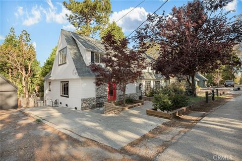 Photo of 230 Hemlock Drive, Lake Arrowhead, CA 92352 (MLS # IG26072622)