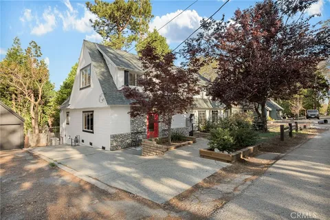 230 Hemlock Drive, Lake Arrowhead, CA 92352 - MLS#: IG26072622