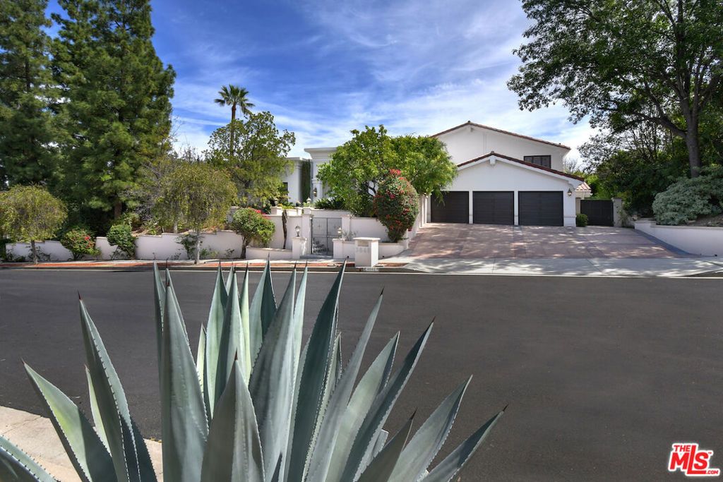 Photo of 3848 Alonzo Avenue, Encino, CA 91316 (MLS # 26665243)